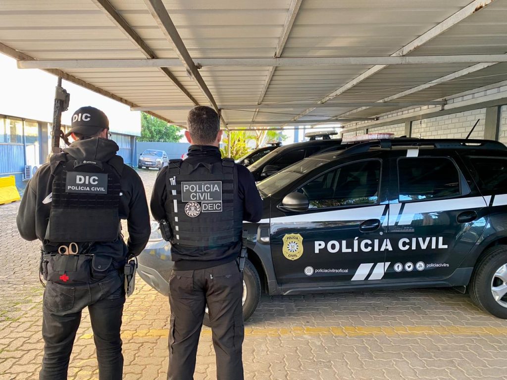 Policial civil do Rio Grande do Sul observando a cidade com gráficos de salário e custo de vida