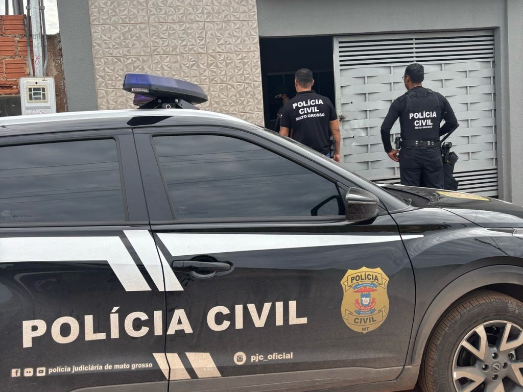 Candidato estudando para concurso da Polícia Civil de Mato Grosso com viatura ao fundo