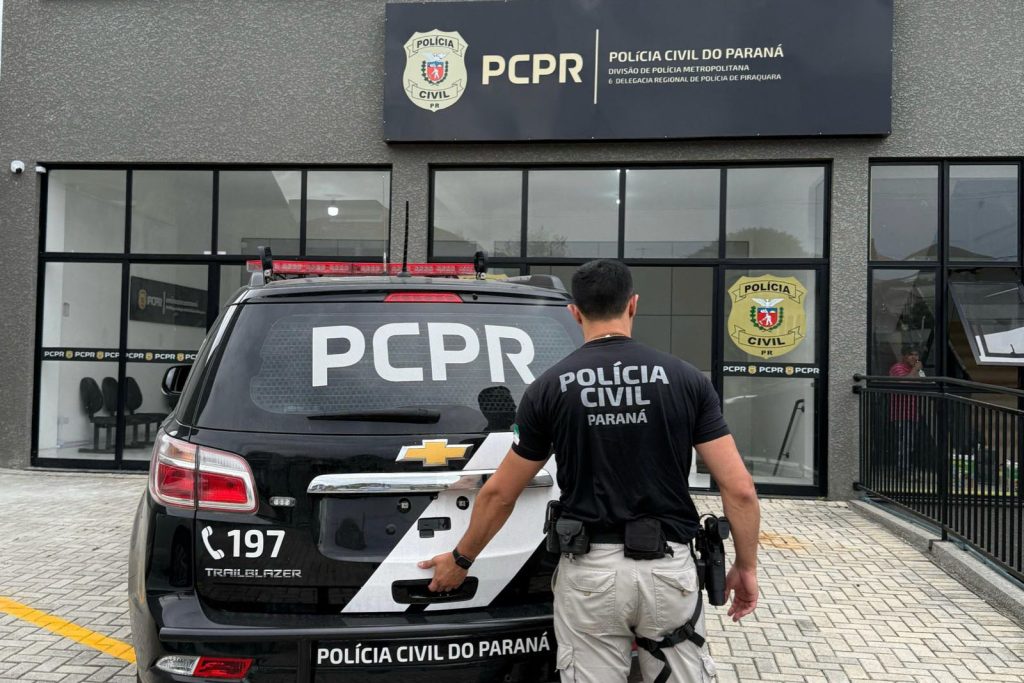 Candidato estudando o edital da Polícia Civil do Paraná com plano de estudos organizado na tela do notebook