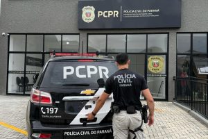 Candidato estudando o edital da Polícia Civil do Paraná com plano de estudos organizado na tela do notebook
