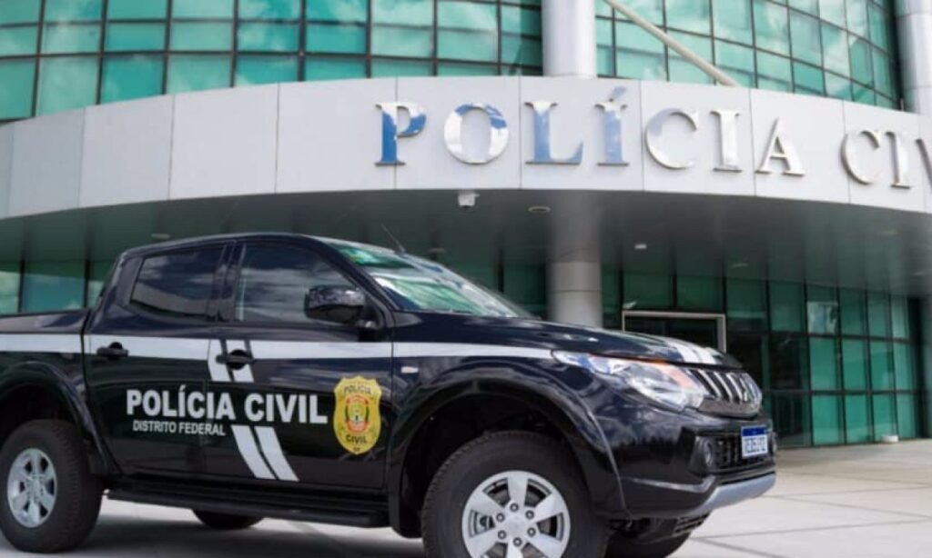 Candidato estudando para concurso policial da PCDF em frente ao notebook à noite