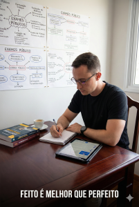Jovem de costas em biblioteca avaliando livros de diferentes faculdades e carreira policial