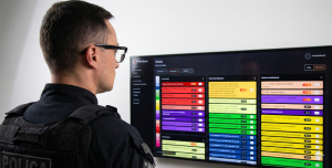 Quadro branco com ciclo de revisões para concurso destacado em cores