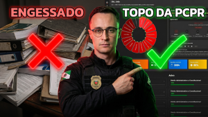 Candidato estudando para a Polícia Civil do Paraná com computador e materiais organizados