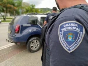 Guarda Municipal de Florianópolis alinhados em frente a viaturas novas ao amanhecer