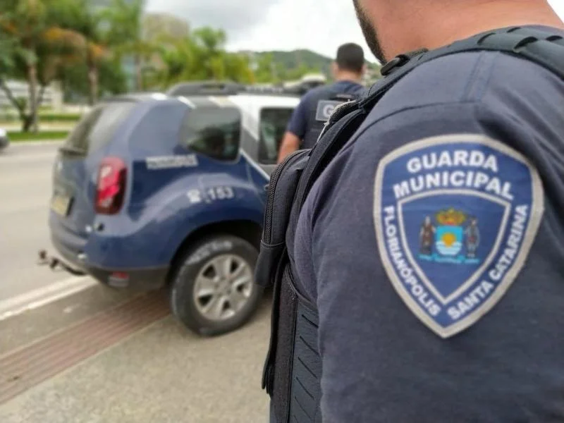 Guarda Municipal de Florianópolis alinhados em frente a viaturas novas ao amanhecer