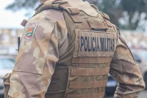 Estudante analisando quadro estratégico com notas e metas para concurso de soldado da PM de Santa Catarina