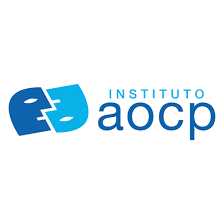 Estação de estudo com planilha em notebook e caderno de anotações de informática para concursos policiais