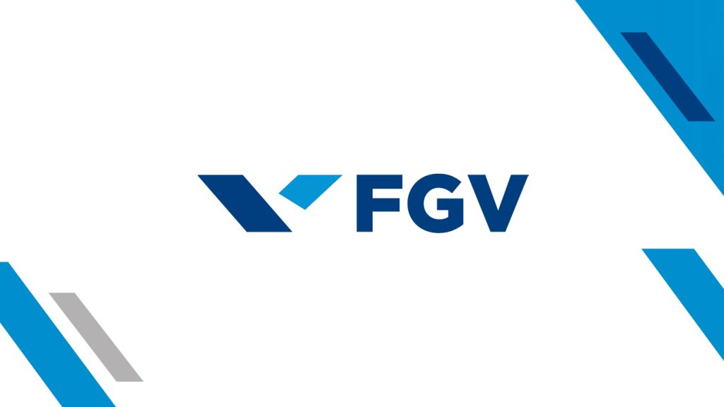 Estudante concentrado resolvendo prova estilo FGV em ambiente moderno de estudos