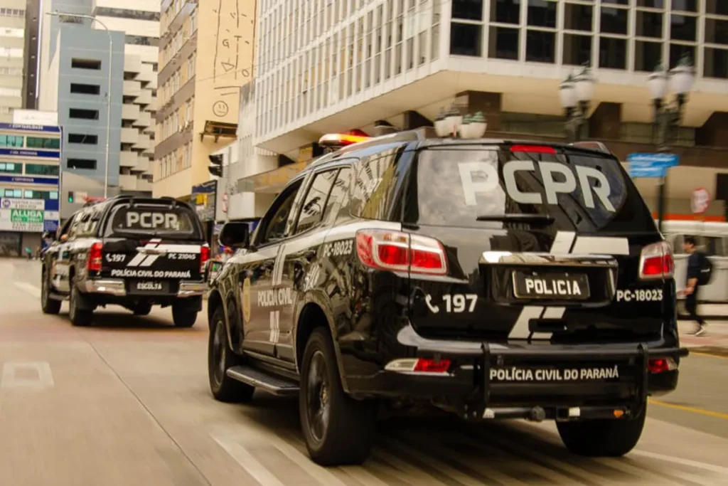 Concurseiro organiza resumos esquematizados para PCPR em caderno aberto na mesa