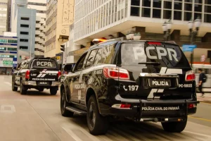 Concurseiro organiza resumos esquematizados para PCPR em caderno aberto na mesa