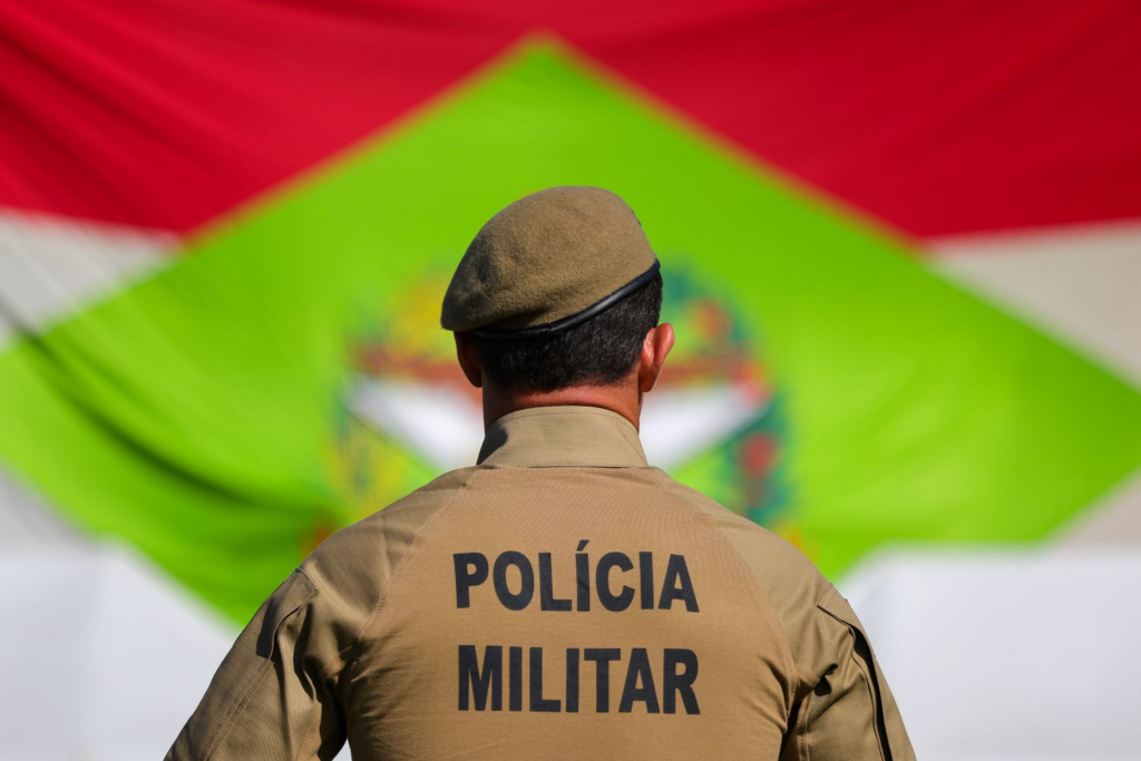 Painel de parede com materiais de estudo organizados para concurso da PM de Santa Catarina