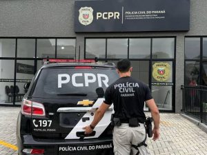 Agente da PCPR analisa gráficos de salário e evolução de carreira em 2026