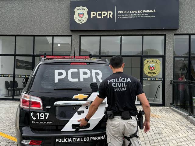 Agente da PCPR analisa gráficos de salário e evolução de carreira em 2026