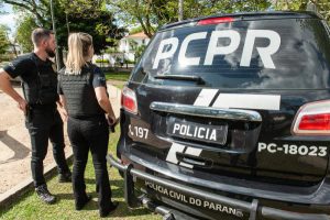 Estudante organiza cronograma de 90 dias em quadro colorido de revisões