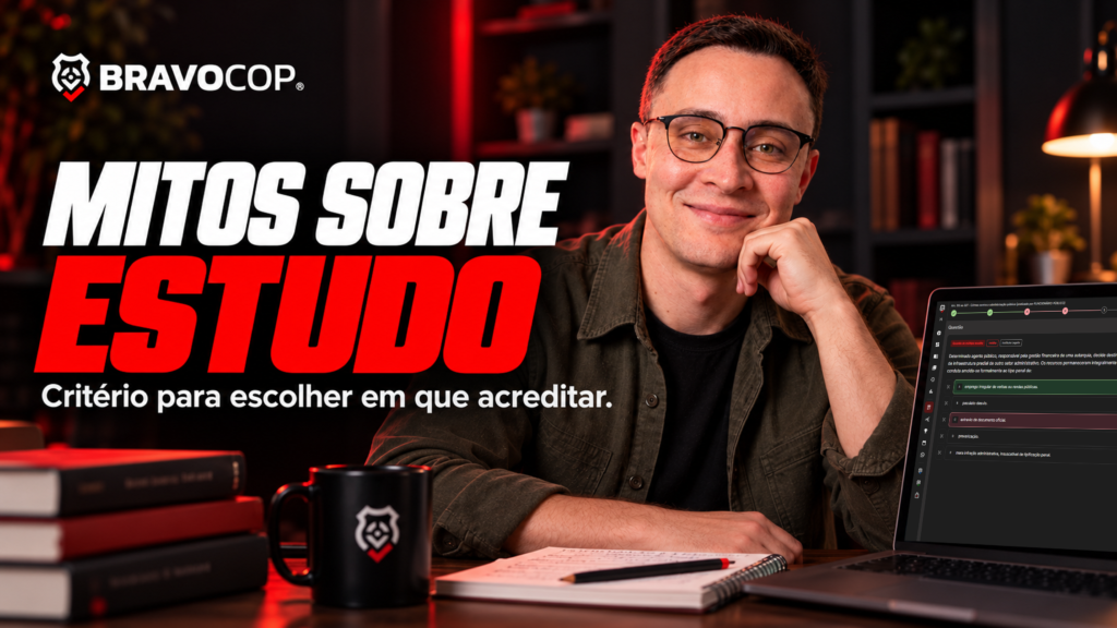 João Lisboa junto de caderno e notebook, na capa Mitos sobre Estudo.