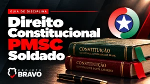 Capa sobre direito constitucional para PMSC Soldado, com dois volumes da Constituição brasileira e de Santa Catarina com fitas lisas verde e vermelha, símbolo da PMSC e marca Projeto Bravo.