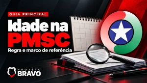 Capa idade na pmsc, com calendário sem datas acompanhado por documento legal e lupa, símbolo da PMSC e marca Projeto Bravo.