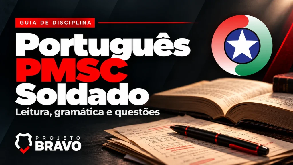 Capa sobre Português para PMSC Soldado, com livro aberto, caneta e folhas anotadas, símbolo da PMSC e marca Projeto Bravo.