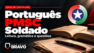 Capa sobre Português para PMSC Soldado, com livro aberto, caneta e folhas anotadas, símbolo da PMSC e marca Projeto Bravo.