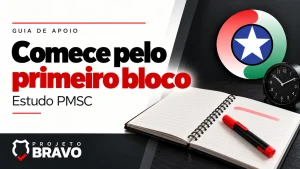 Capa comece pelo primeiro bloco, com um caderno aberto com um único marcador e relógio simples, símbolo da PMSC e marca Projeto Bravo.